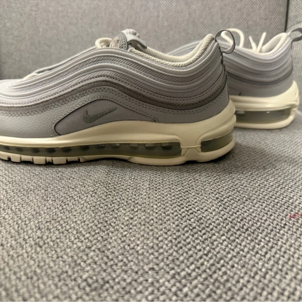 Nike women’s 9/Men’s 7.5 Air Max 97 SE Pure Platinum Wolf Grey Sneakers